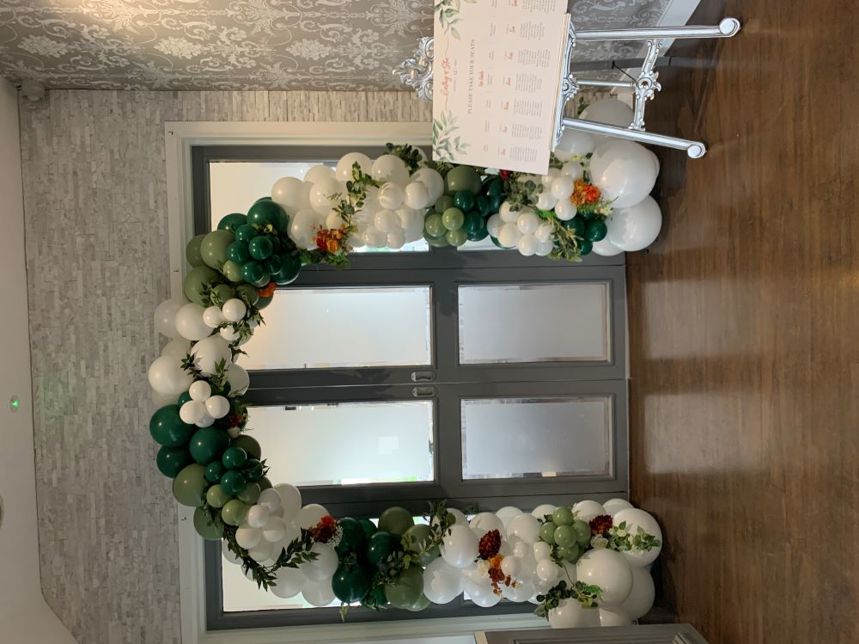 Ballon Arch And Welcome Sign